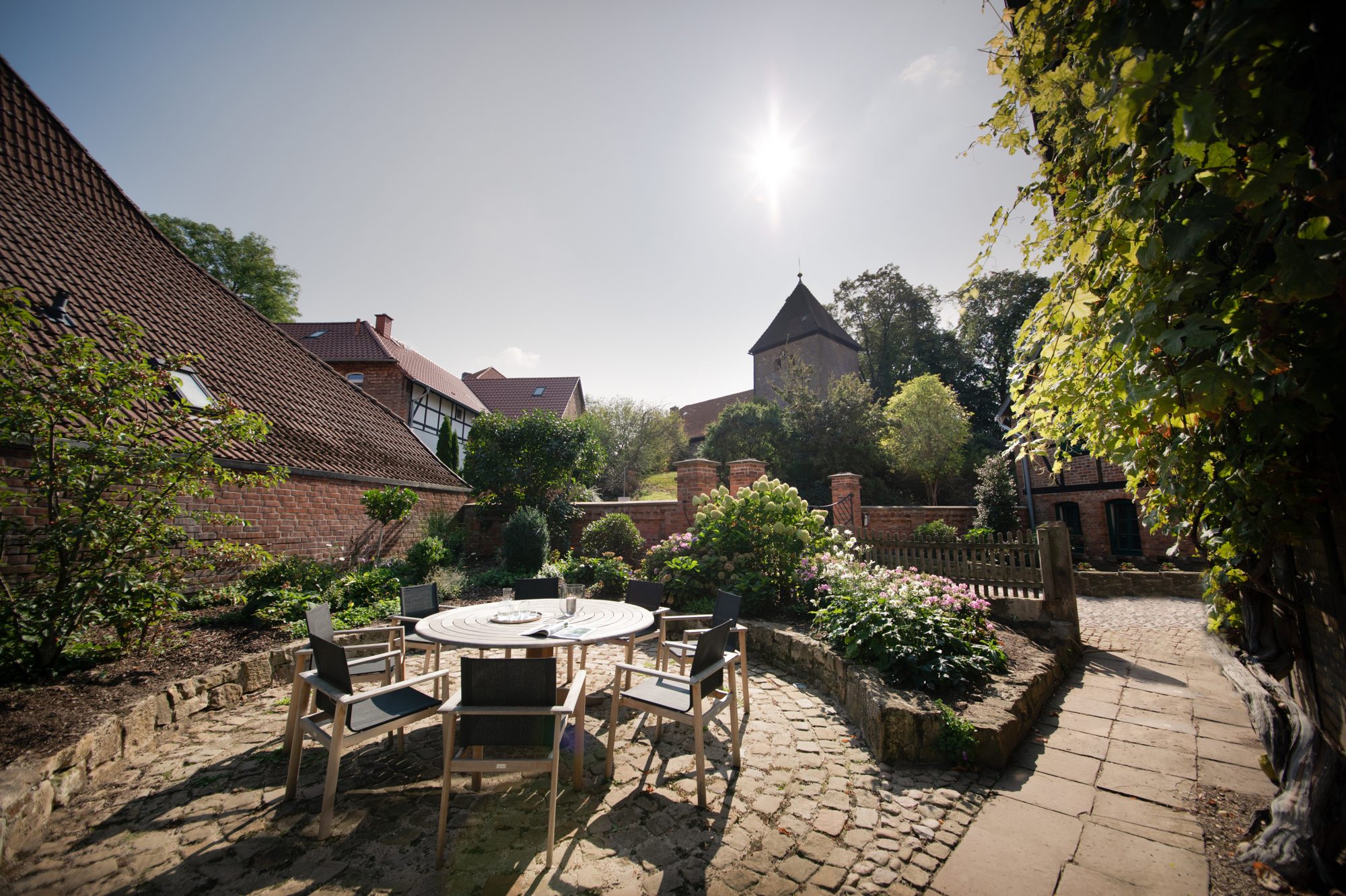 Gartenterrasse des Herrenhauses mit Blick auf den Kirchturm