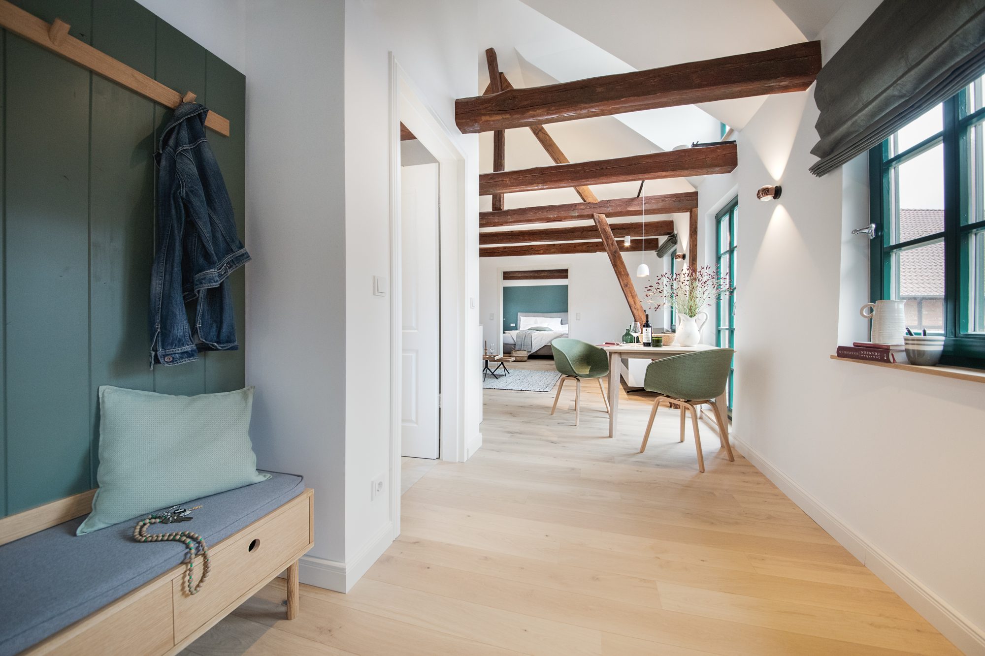 Heller Flur mit Garderobe im Pferdestall