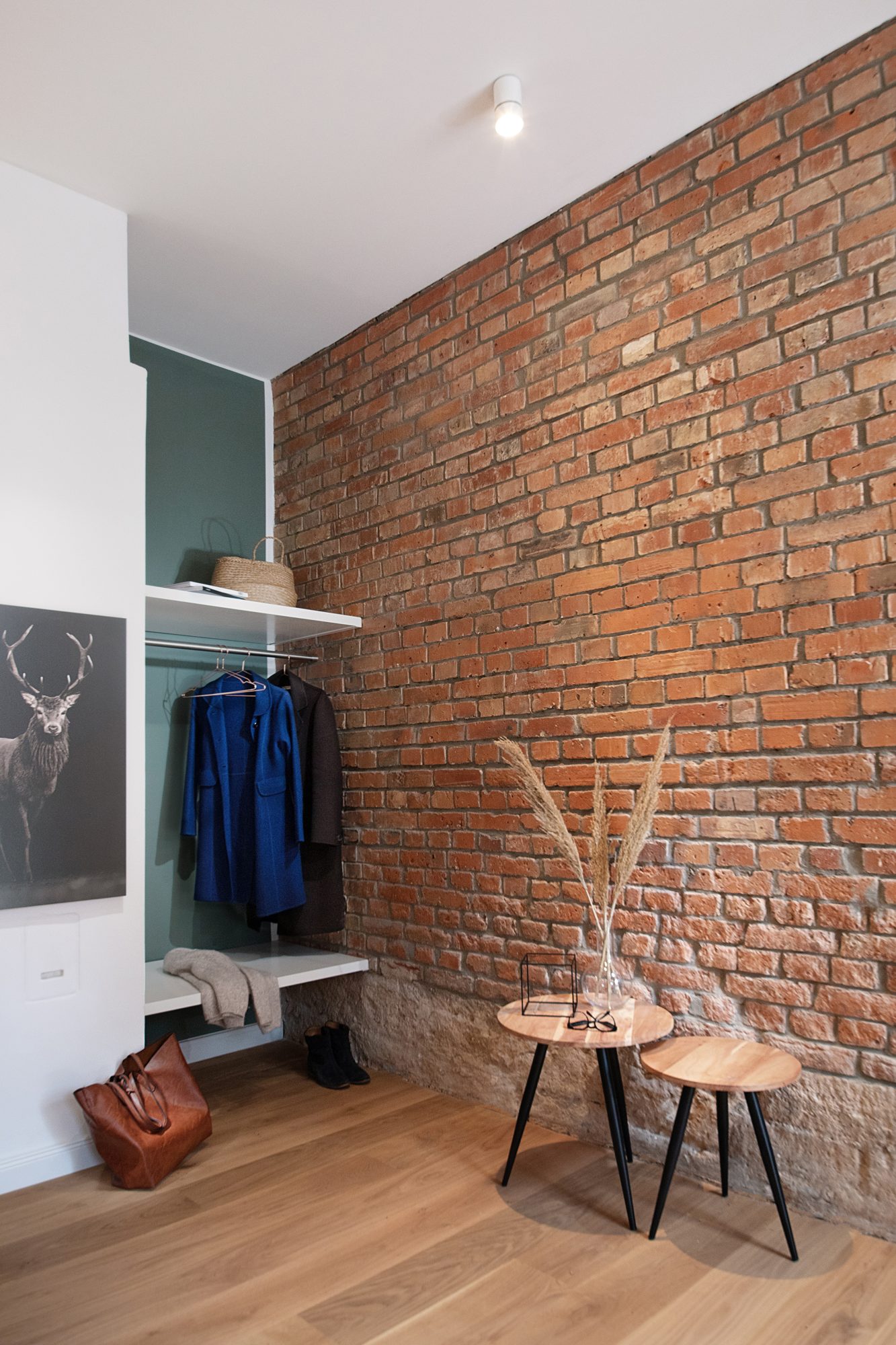 Wohnbereich der Verwalterwohnung mit historischer Backsteinwand