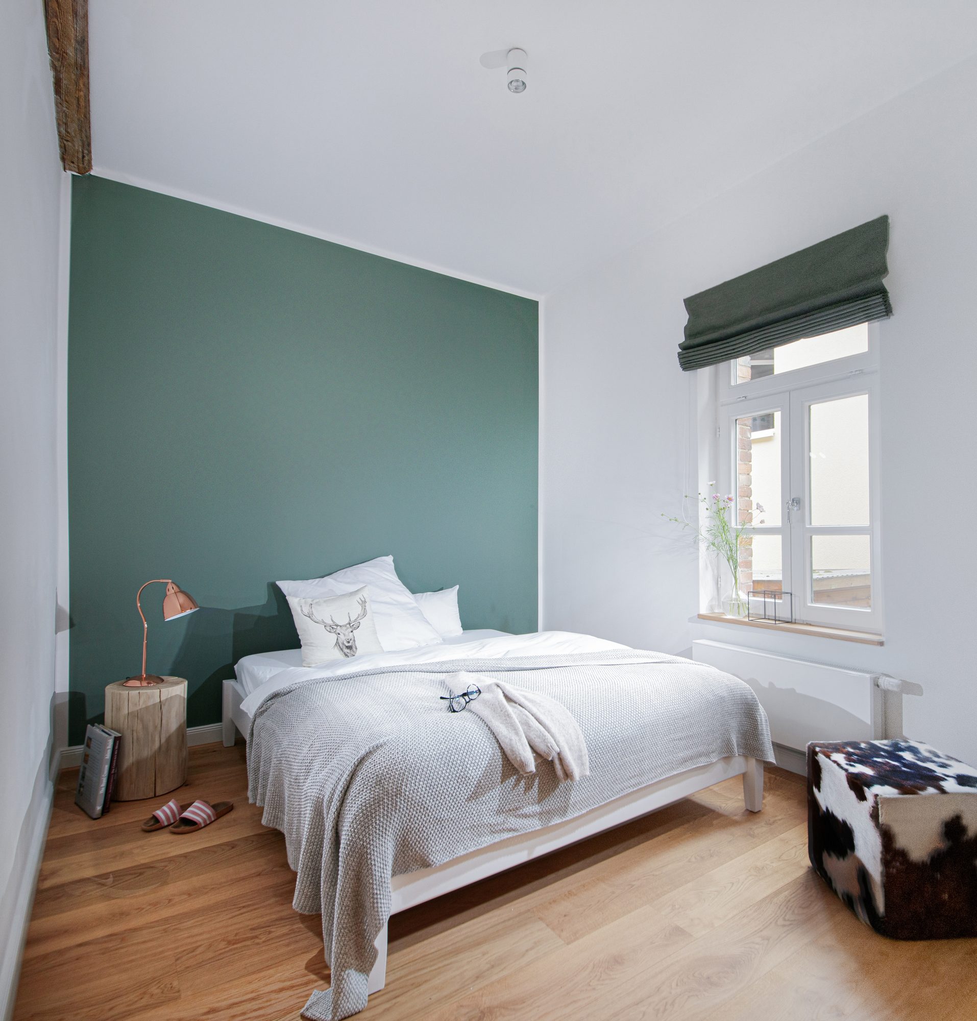 Schlafzimmer der Verwalterwohnung mit grüner Wand